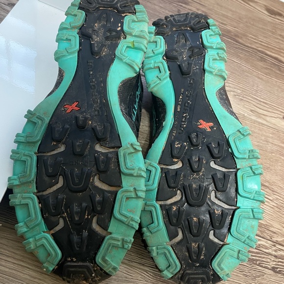 Like new Women's Sportiva Bushido size 9 trail runner - Picture 2 of 5